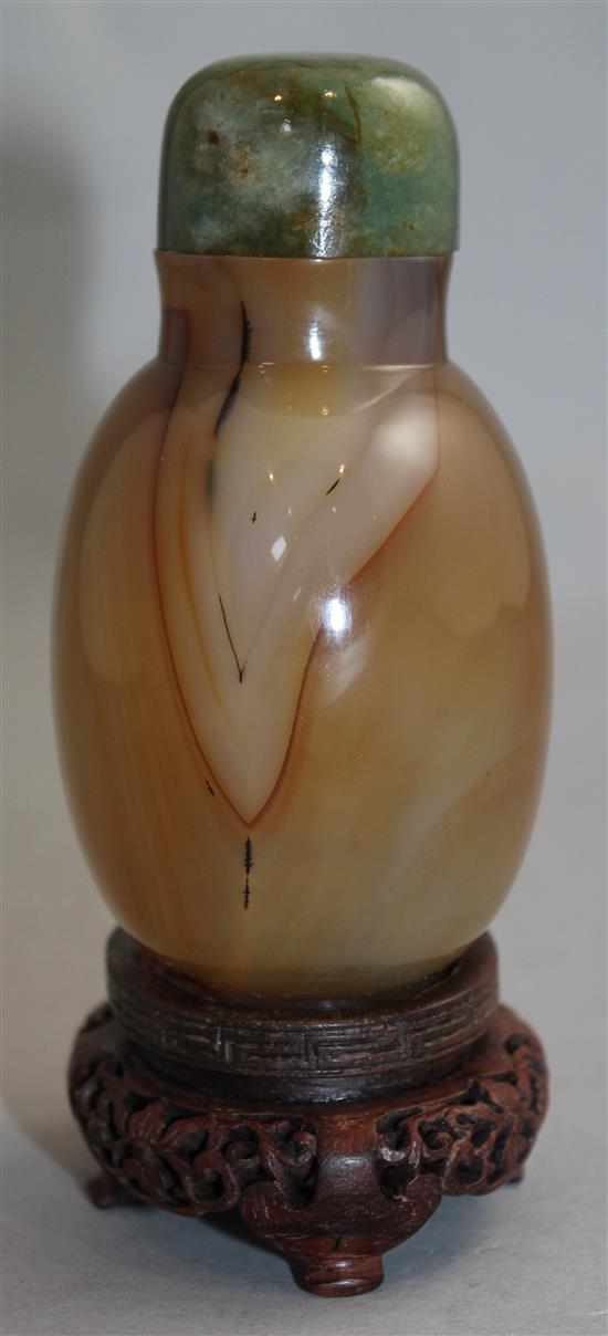 A Chinese shadow agate table snuff bottle, 11cm incl. stand